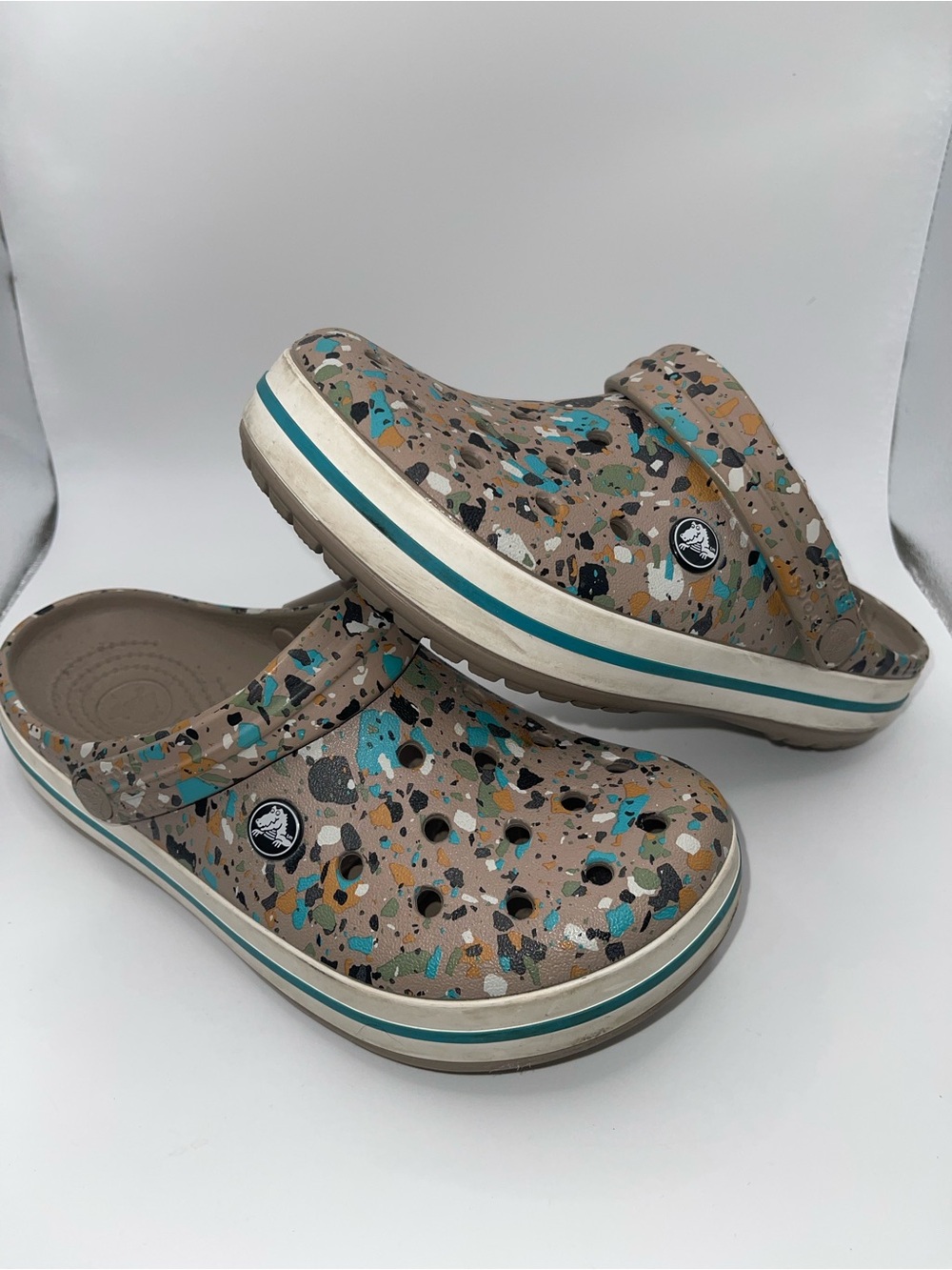 CROCS Crocband Terrazzo M6 W8 Camo Clogs with Teal and Black Paint Splatter